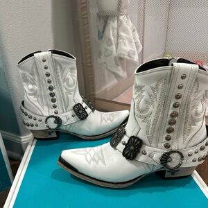NEW Lane Silver Mesa Ladies Western Bootie 7.5 WHITE Cowboy Boots Snip Toe Ankle